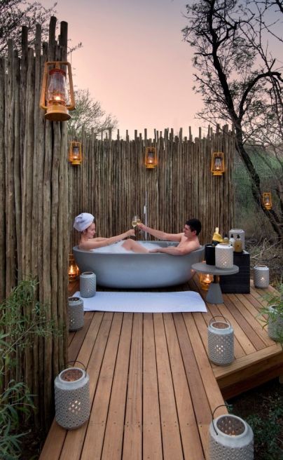 Morukuru Owners House romantic outside bath 4 01