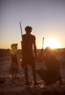 Meno family safaris Kids with the bushmen1